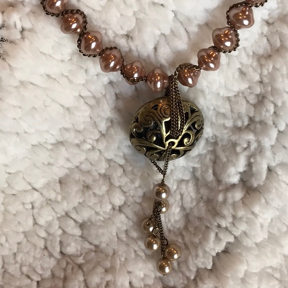 Rose Colored Pearl Necklace with Antique Brass Pendant & 6 ivory pearls. - Picture 4 of 7